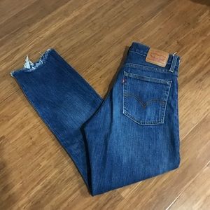 levi’s medium wash mom jean